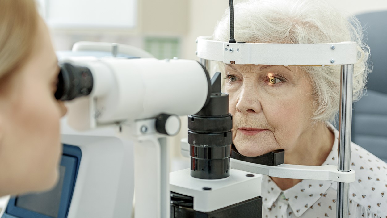 Ældre kvinde får undersøgt øjne af en læge
