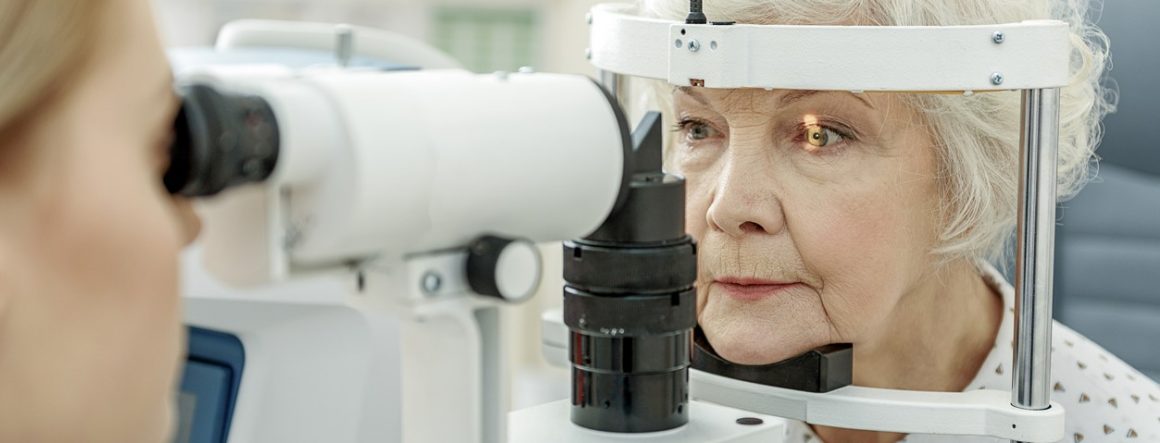Ældre kvinde er til øjenundersøgelse