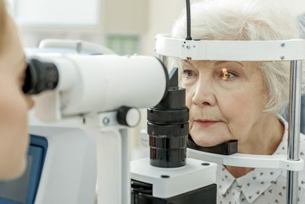 Ældre kvinde er til øjenundersøgelse