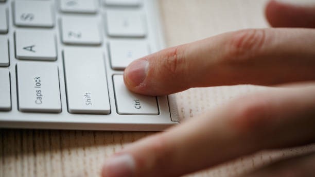 Hvidt computer-keyboard hvor en finger holder CTRL tasten nede