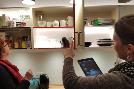 Lyskonsulent fra CSU Slagelse viser eksempler på god belysning i køkkenet for svagsynede
